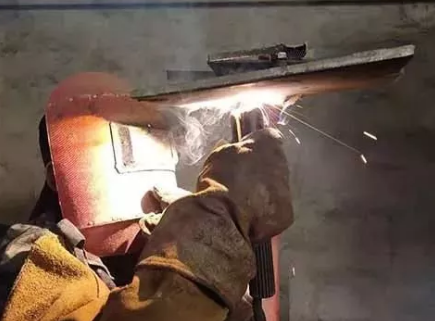 仰焊的簡介 4G就是仰焊