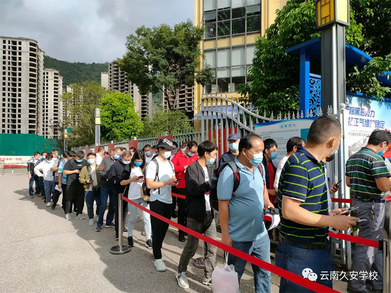 考生排隊領取考生證準備進入考場 考生排隊領取考生證準備進入考場