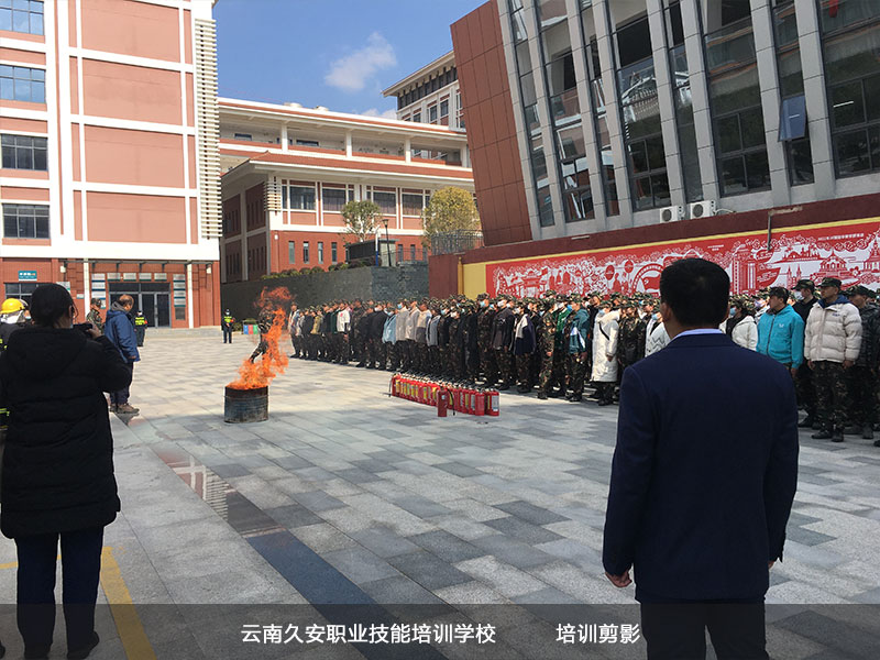 云南民族大學大—新生校園消防知識講座及滅火、疏散逃生演練