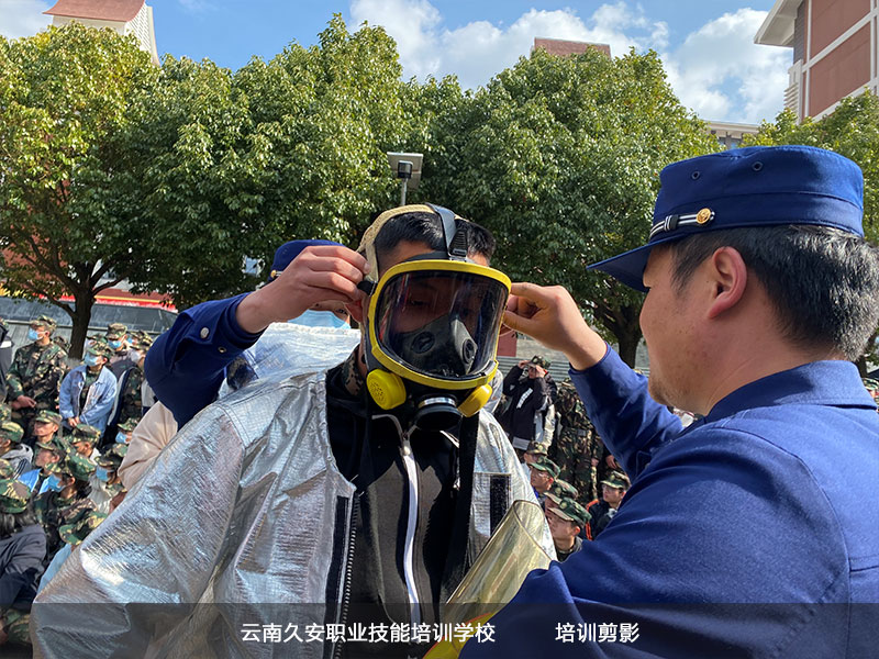 云南民族大學大—新生校園消防知識講座及滅火、疏散逃生演練