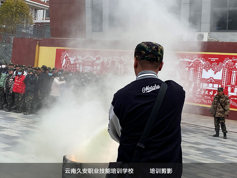云南民族大學大—新生校園消防知識講座及滅火、疏散逃生演練