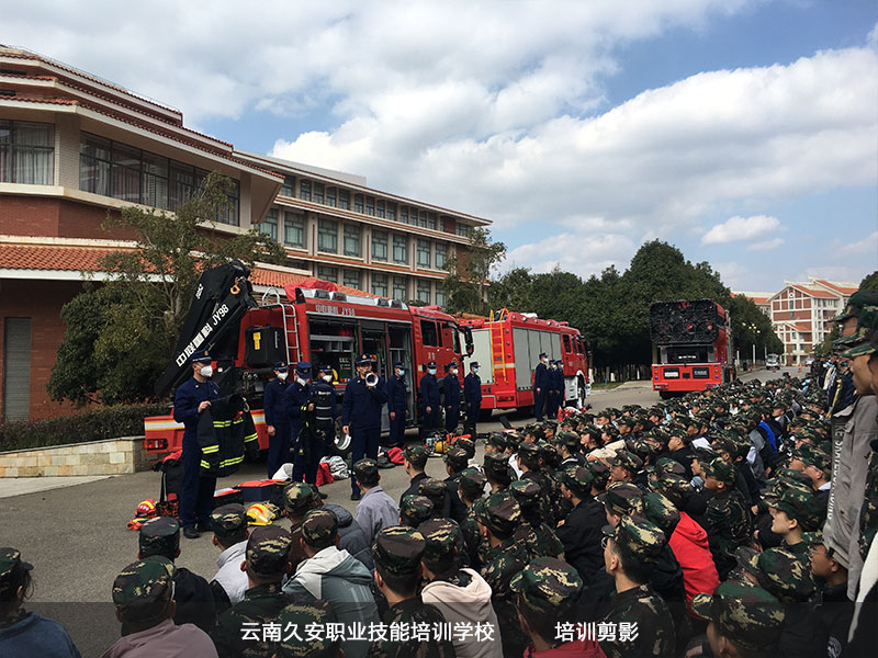 云南民族大學大—新生校園消防知識講座及滅火、疏散逃生演練