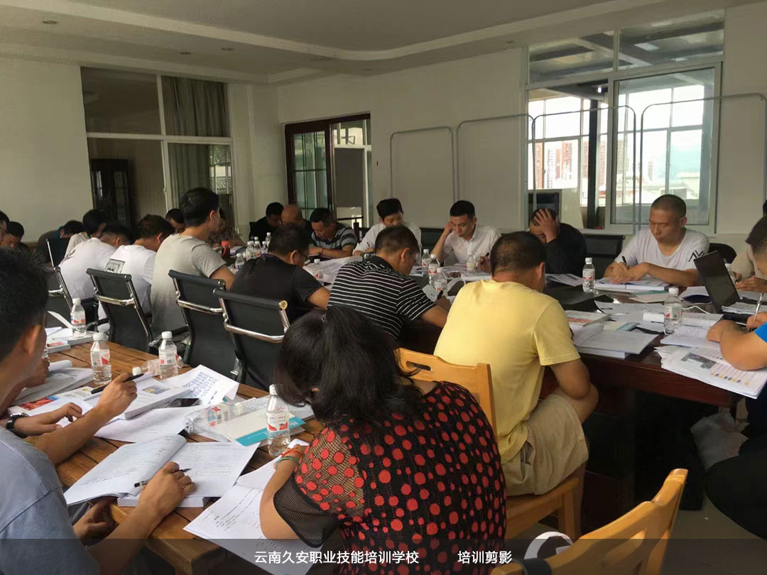 由我校組織培訓的臨滄消防設施操作員中級班于今日順利結業 由我校組織培訓的臨滄消防設施操作員中級班于今日順利結業