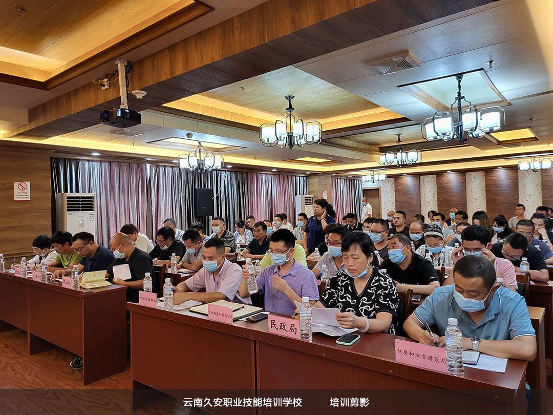 建筑消防安全培訓到云南久安職業技能培訓學校 我校于今日在鳳慶縣組織舉辦高層建筑消防安全培訓