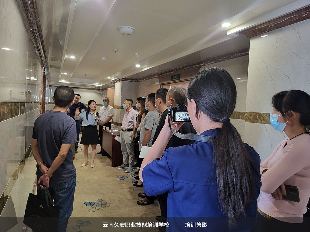 建筑消防安全培訓到云南久安職業技能培訓學校 我校于今日在鳳慶縣組織舉辦高層建筑消防安全培訓