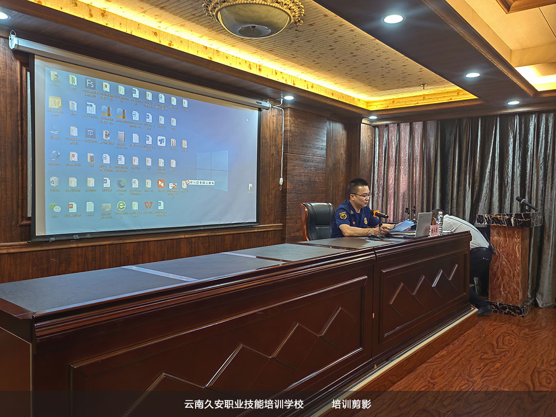 建筑消防安全培訓到云南久安職業技能培訓學校 我校于今日在鳳慶縣組織舉辦高層建筑消防安全培訓
