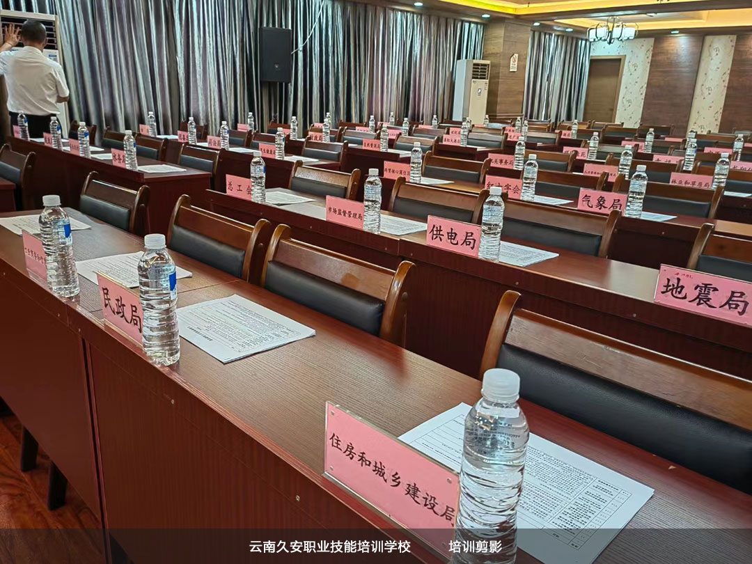 建筑消防安全培訓到云南久安職業技能培訓學校 我校于今日在鳳慶縣組織舉辦高層建筑消防安全培訓