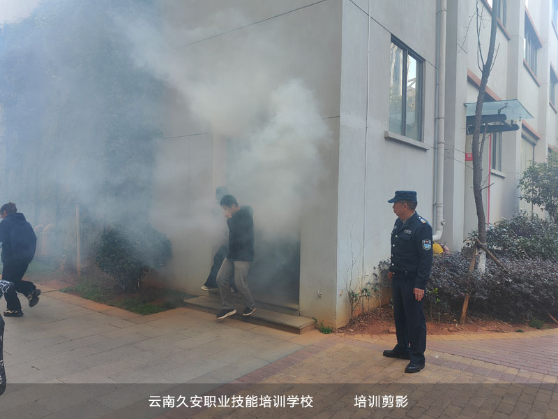 我校于今日舉辦消防演習活動 我校于今日舉辦消防演習活動