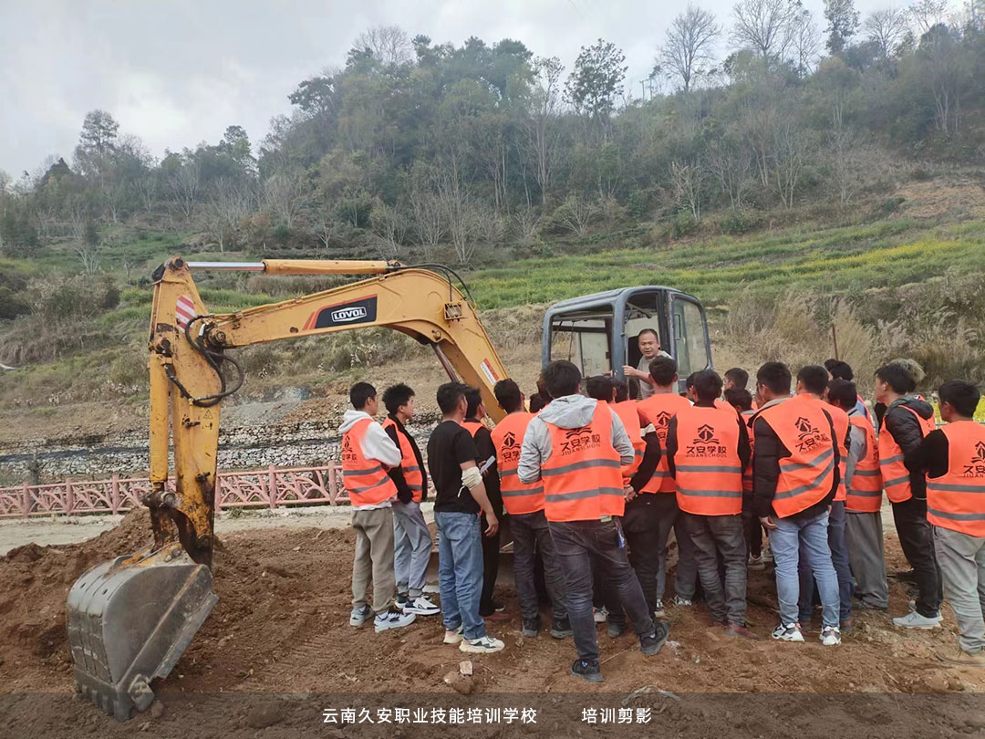 我校在保山市昌寧縣舉辦2024年挖掘機技能培訓班 我校在保山市昌寧縣舉辦2024年挖掘機技能培訓班